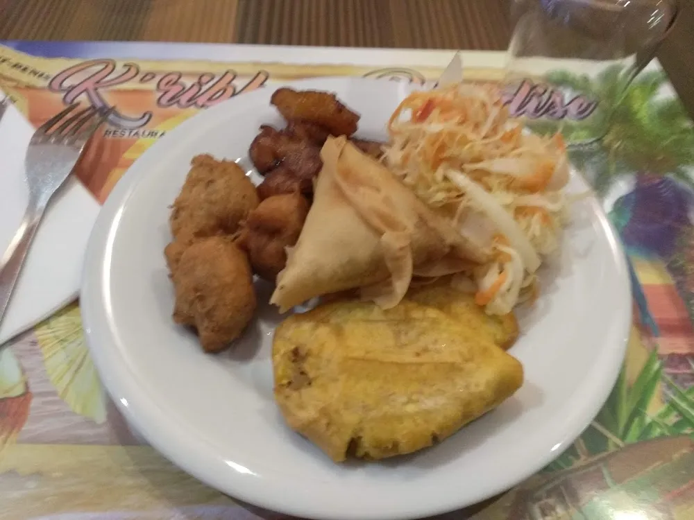 Samoussa Accras Banane Verte Frit Et Salade Picrize